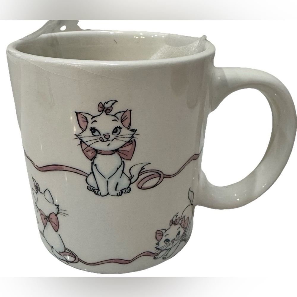 ZRIKE DISNEY “ARISTOCATS” COFFEE MUG w/MARIE PLAYING WITH RIBBON “MARIE” NEW